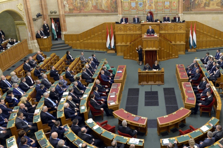 Újra a kormány tagjait kérdezhetik a képviselők