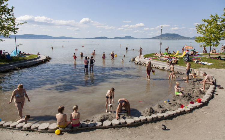 Nyitnak a megújult balatoni fizetős strandok