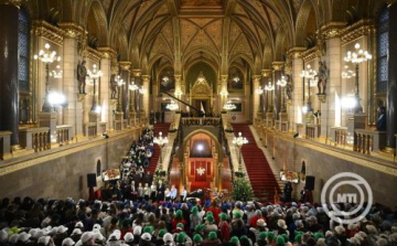 Nyolcszáz hátrányos helyzetű gyereket láttak vendégül a Parlamentben