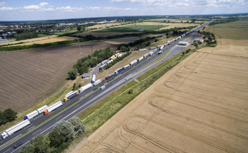 Húsz kilométeres a torlódás az M1-esen