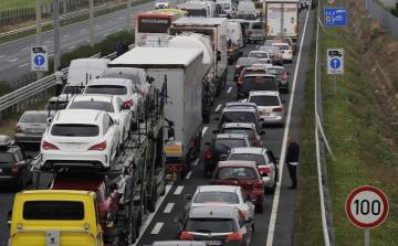 Közútkezelő: osztrák ünnep miatt nagyobb forgalom az M1-M0-M5 útvonalon