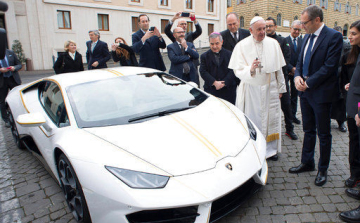 Ferenc pápa elárverezteti ajándékba kapott Lamborghinijét